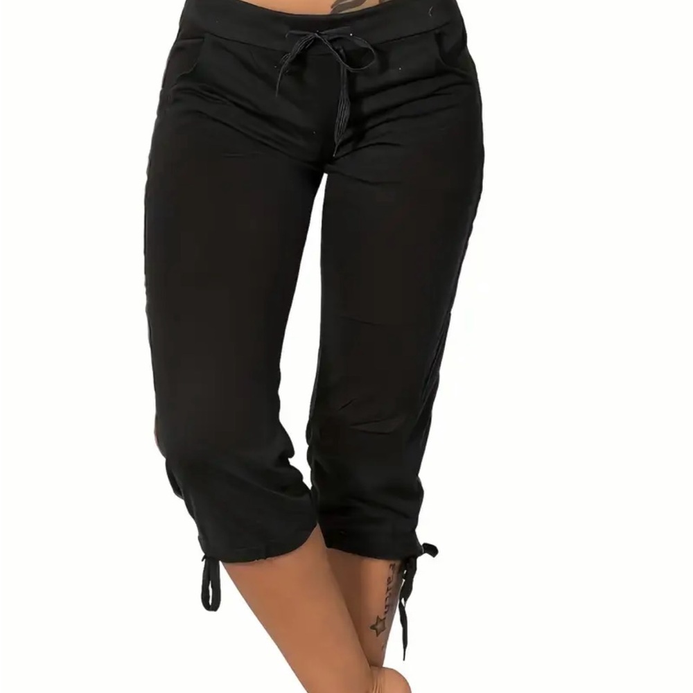 Women's Black Cargo Capri Pants Medium